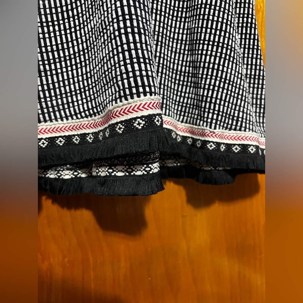 Black and White Sleeveless Blouse with Pink Accents - Picture 3 of 4